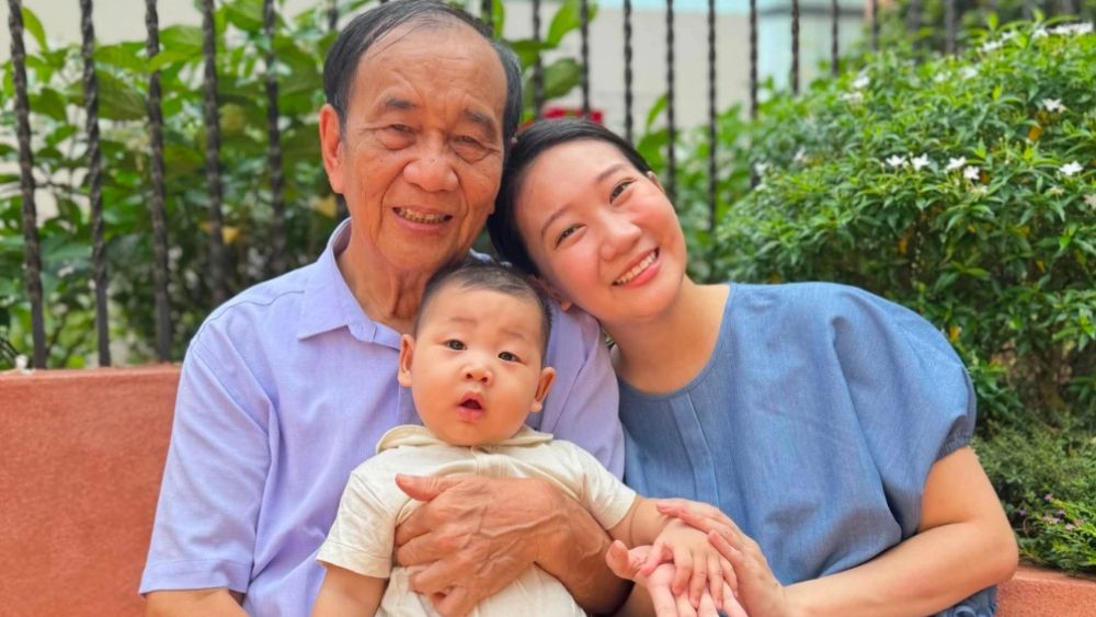 Bố 72 tuổi vượt 300km ra Hà Nội ở nhà thông gia, tận tình chăm cháu ngoại, đỡ đần con gái khiến nhiều người xúc động.