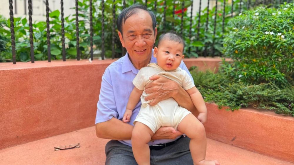 Bố 72 tuổi vượt 300km ra Hà Nội ở nhà thông gia, tận tay chăm cháu ngoại và đỡ đần con gái.