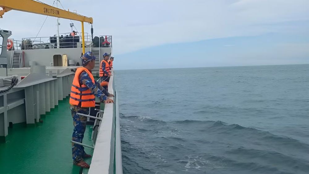 Lực lượng chức năng mở rộng tìm kiếm hai nạn nhân mất tích ra vùng biển gần Cù Lao Chàm, huy động thêm lực lượng và phương tiện.