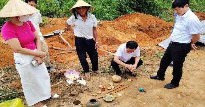 Phát hiện kiếm, tiền cổ trong ngôi mộ gạch ở Nghệ An