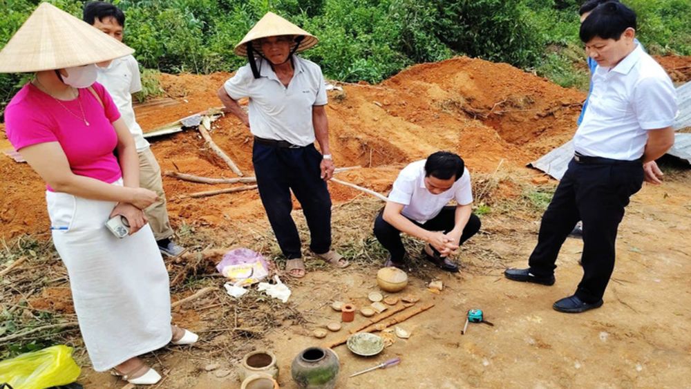 Khai quật mộ gạch cổ tại xã Kim Liên, Nghệ An, lực lượng chuyên môn phát hiện nhiều hiện vật như kiếm, đồ đất nung và tiền cổ.