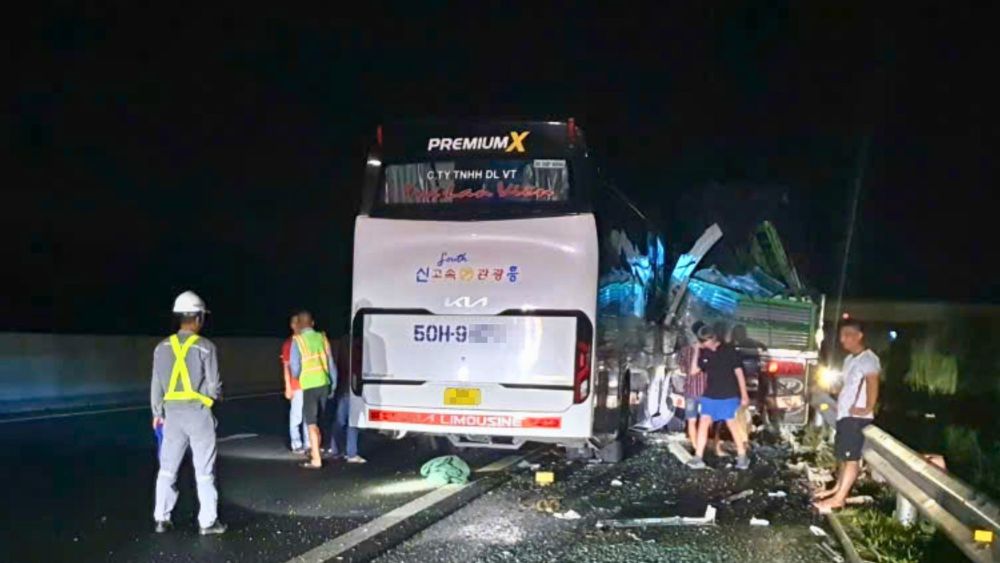 Tai nạn cao tốc Phan Thiết - Dầu Giây khiến nữ du khách Nga tử vong, một người bị thương sau cú tông giữa xe khách và xe tải.