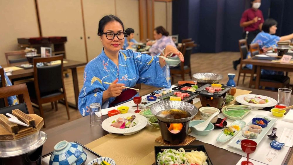 Khám phá mâm kaiseki 15 món cao cấp tại Nhật, nơi thực khách Việt thưởng thức tinh hoa ẩm thực với thịt bò thái mỏng như giấy.