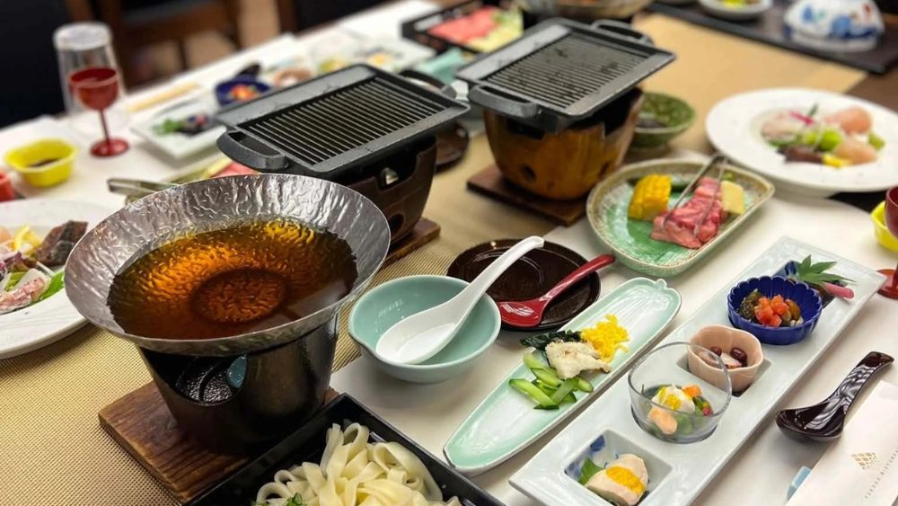 Khám phá mâm kaiseki 15 món tại Nhật với cách phục vụ tinh tế, nguyên liệu theo mùa và thịt bò được thái mỏng như giấy.