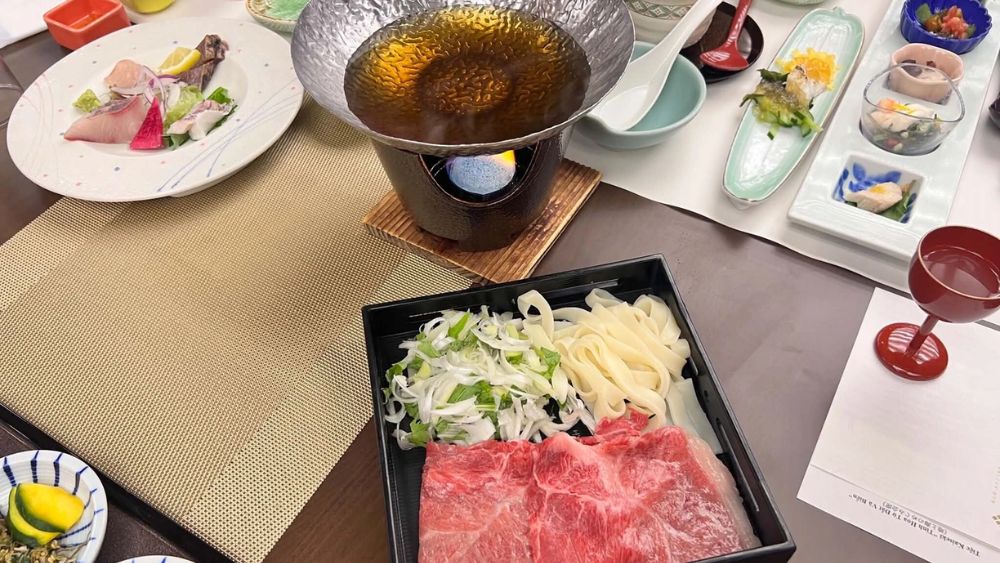 Khám phá mâm kaiseki 15 món của khách Việt tại Nhật, nổi bật với thịt bò Nagi Wagyu vân mỡ trắng, được chế biến tinh tế.