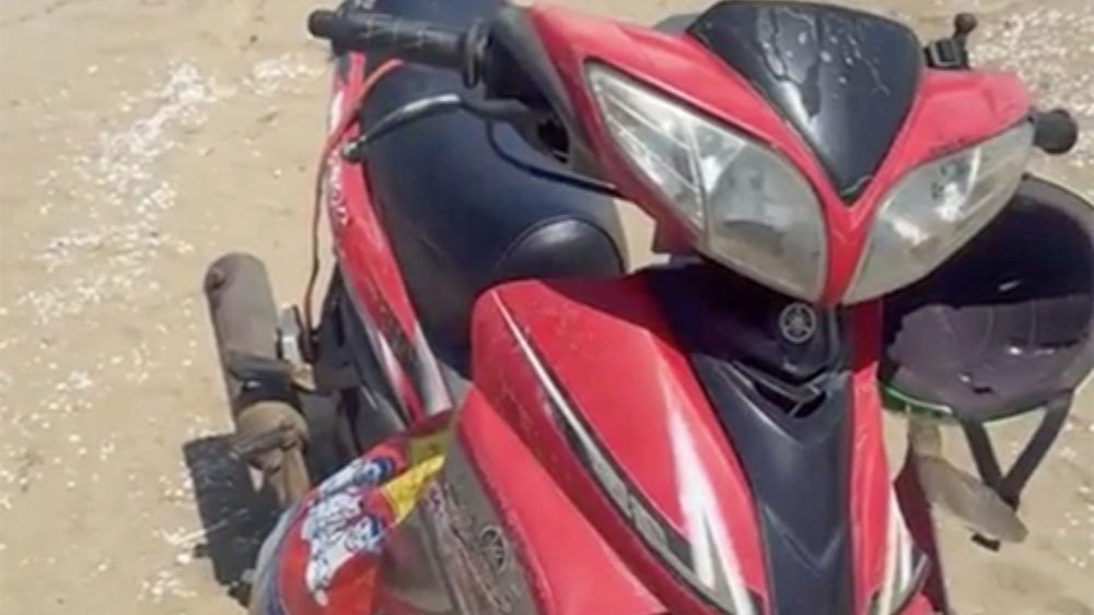 Người đàn ông cào nghêu ở Hà Tĩnh sống sót sau 10 tiếng lênh đênh trên biển khi bị sóng cuốn xa bờ 7 km.