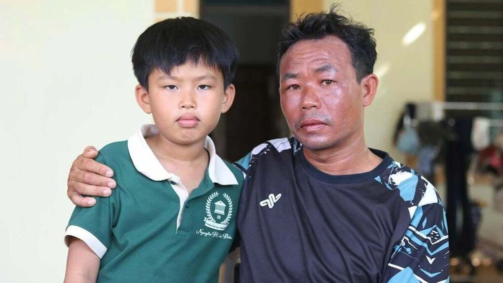 Người đàn ông cào nghêu ở Hà Tĩnh sống sót sau 10 giờ lênh đênh trên biển, bơi tìm đường vào bờ giữa lúc gần kiệt sức.