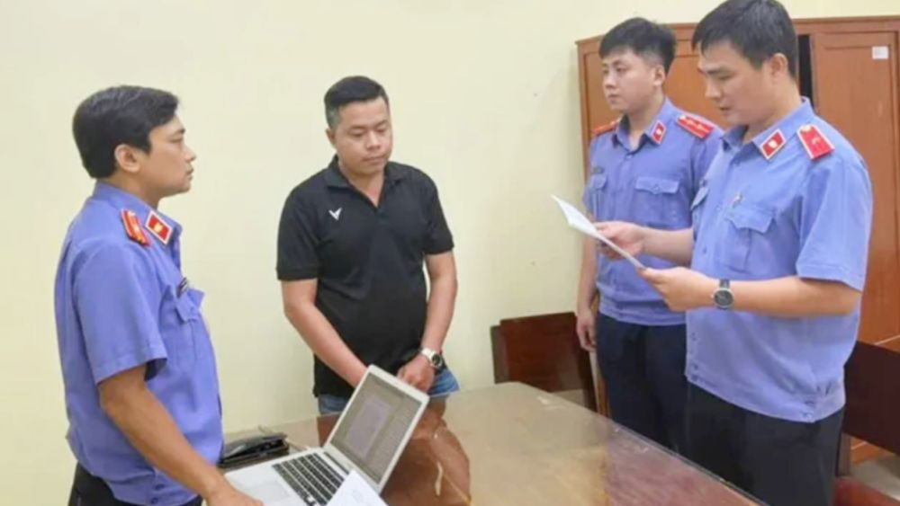 Vụ nữ sinh tử vong ở Vĩnh Long: Điều tra làm rõ quá trình sửa hồ sơ, thay đổi nhận định về lỗi trong vụ tai nạn giao thông.