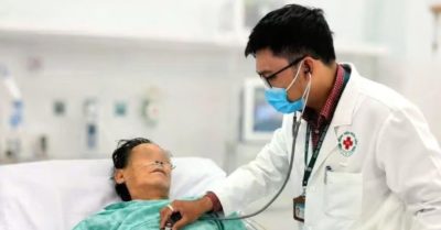 Bác sĩ tình cờ cứu người đàn ông ngừng tim giữa phố