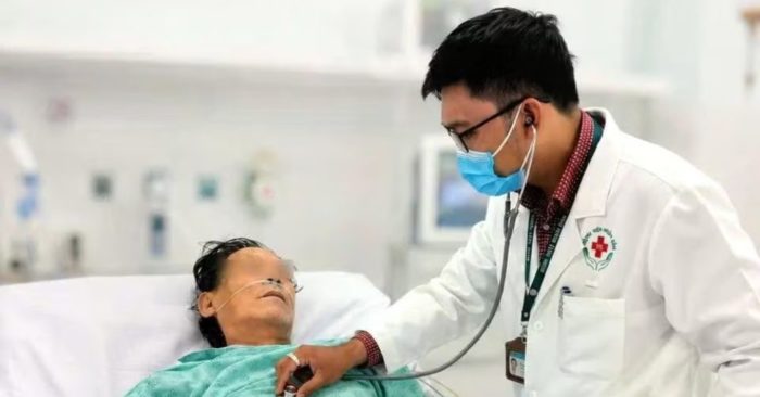 Bác sĩ tình cờ cứu người đàn ông ngừng tim giữa phố