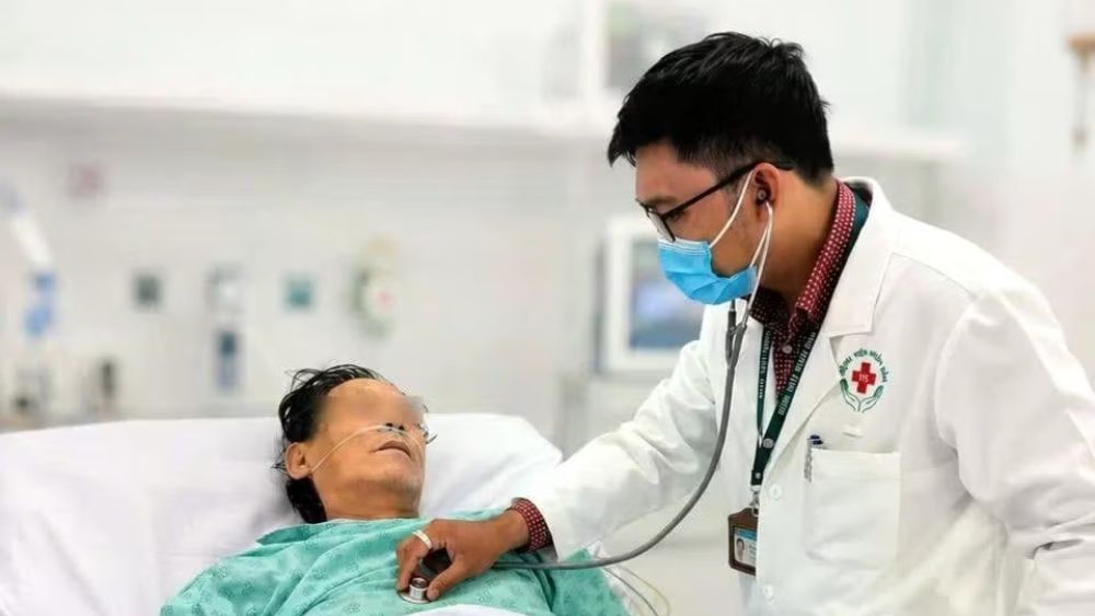 Ngừng tim giữa đường, người đàn ông được bác sĩ tình cờ đi qua ép tim cứu sống, sau đó được sốc điện và đặt stent mạch vành.