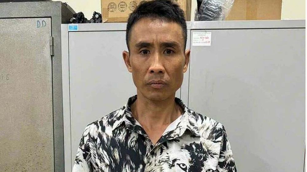 Gã xăm trổ Nguyễn Khắc Tú bị tạm giữ sau khi chặn đầu, đấm người đi xe máy dừng đèn đỏ vì không vượt được.