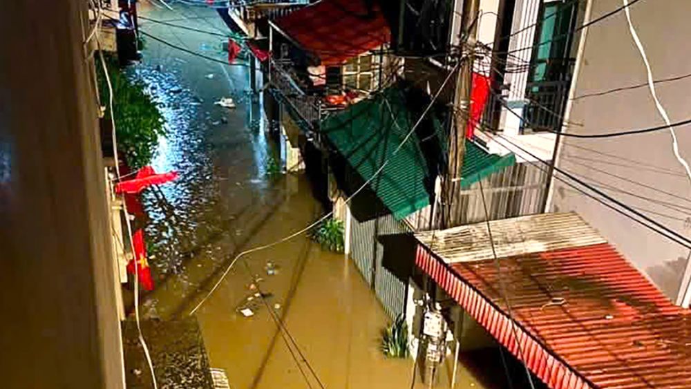 Mưa lớn ở Lạng Sơn khiến nước dâng gần 2m tại Thất Khê, hơn 2.600 người phải sơ tán trong đêm. Xem diễn biến ngập lũ.