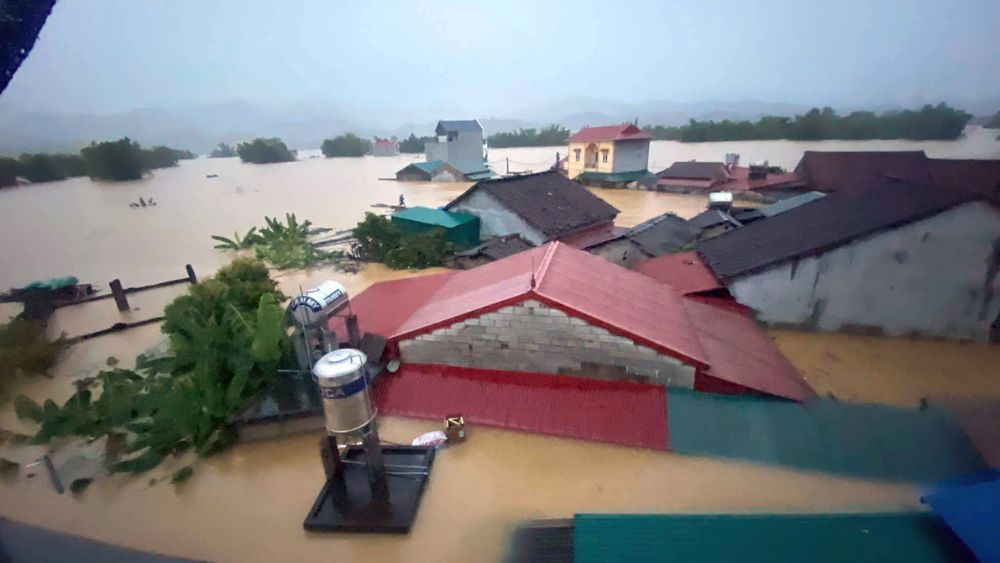 Mưa lớn ở Lạng Sơn khiến nước dâng gần 2m, nhiều nhà dân ngập sâu, hơn 2.600 người được sơ tán trong đêm.