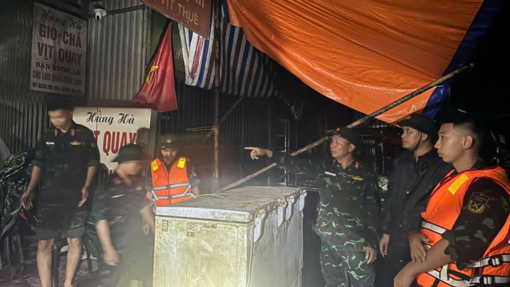 Mưa lớn ở Lạng Sơn khiến nước dâng gần 2m, hơn 2.600 người phải sơ tán trong đêm để bảo đảm an toàn.