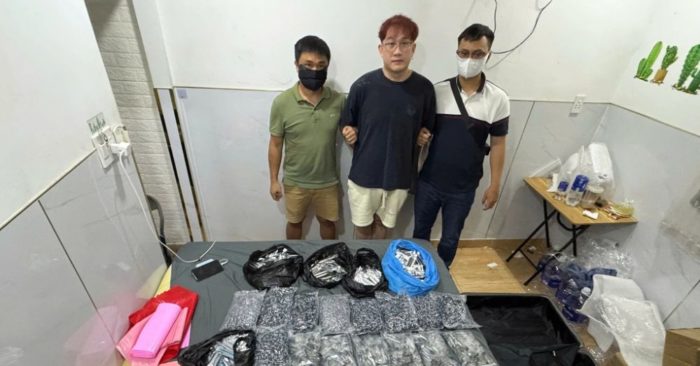 10 người nước ngoài bị bắt trong đường dây ma túy ở TP.HCM sau khi cảnh sát triệt phá hoạt động pha ma túy vào thuốc lá điện tử.