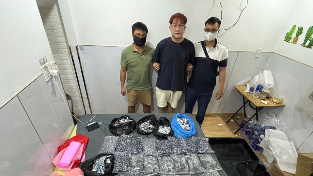 10 người nước ngoài bị bắt trong đường dây ma túy ở TP.HCM sau khi cảnh sát triệt phá hoạt động pha ma túy vào thuốc lá điện tử.