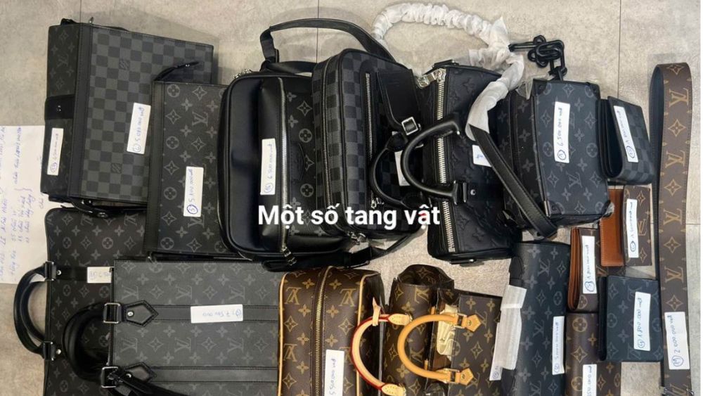 Hà Nội: Từ cửa hàng bán túi giả nhãn Louis Vuitton, Gucci, lực lượng chức năng lần theo xưởng gia công, thu giữ nhiều tang vật.