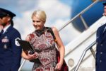 Trợ lý tóc vàng của Trump gây chú ý vì phong cách và lòng trung thành