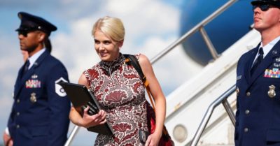Trợ lý tóc vàng của Trump gây chú ý vì phong cách và lòng trung thành