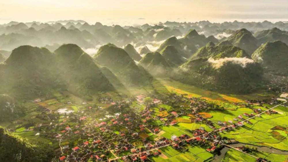 Khám phá làng Quỳnh Sơn với hơn 400 nhà sàn cùng quay về một hướng, điểm đến được vinh danh Làng Du lịch tốt nhất thế giới, cách Hà Nội gần 200 km.
