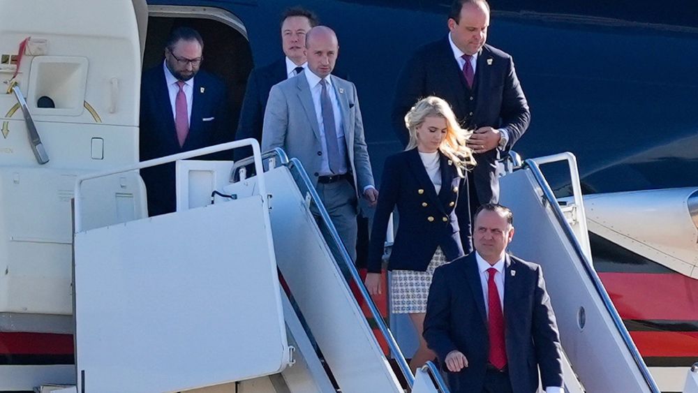Phong cách Natalie Harp, nữ trợ lý thân tín của Donald Trump, gây chú ý với gu thời trang thanh lịch, chuyên nghiệp và cuốn hút.