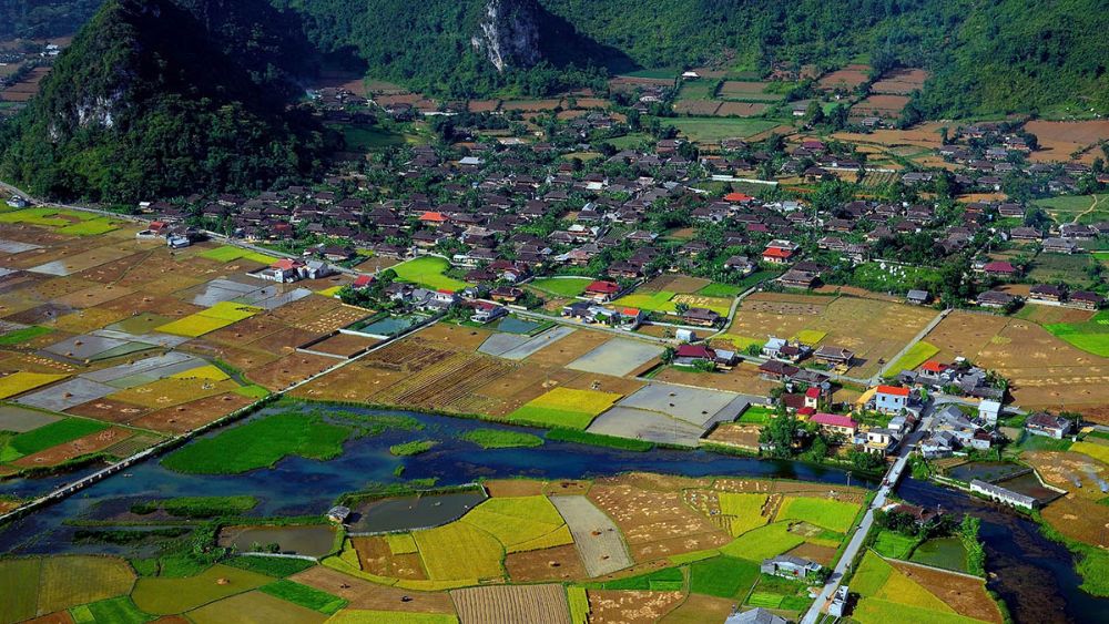 Làng du lịch cộng đồng Quỳnh Sơn với hơn 400 nhà sàn truyền thống được vinh danh là Làng du lịch tốt nhất thế giới, thu hút du khách khám phá.