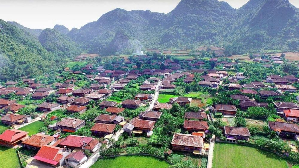 Khám phá làng Quỳnh Sơn với hơn 400 nhà sàn cùng quay về hướng Nam, điểm du lịch được vinh danh là Làng du lịch tốt nhất thế giới.