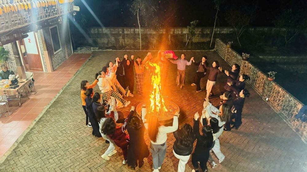 Khám phá làng Quỳnh Sơn với hơn 400 nhà sàn cùng quay về một hướng, điểm du lịch được vinh danh tốt nhất thế giới, cách Hà Nội gần 200 km.
