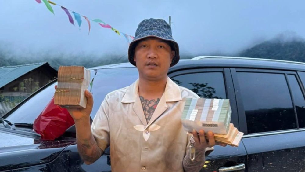 Huấn Hoa Hồng bị cáo buộc bán nước hoa hơn 300 tỷ đồng, đặt ra câu hỏi ai là người mua và điều gì khiến hoạt động bán hàng online đạt doanh thu lớn.