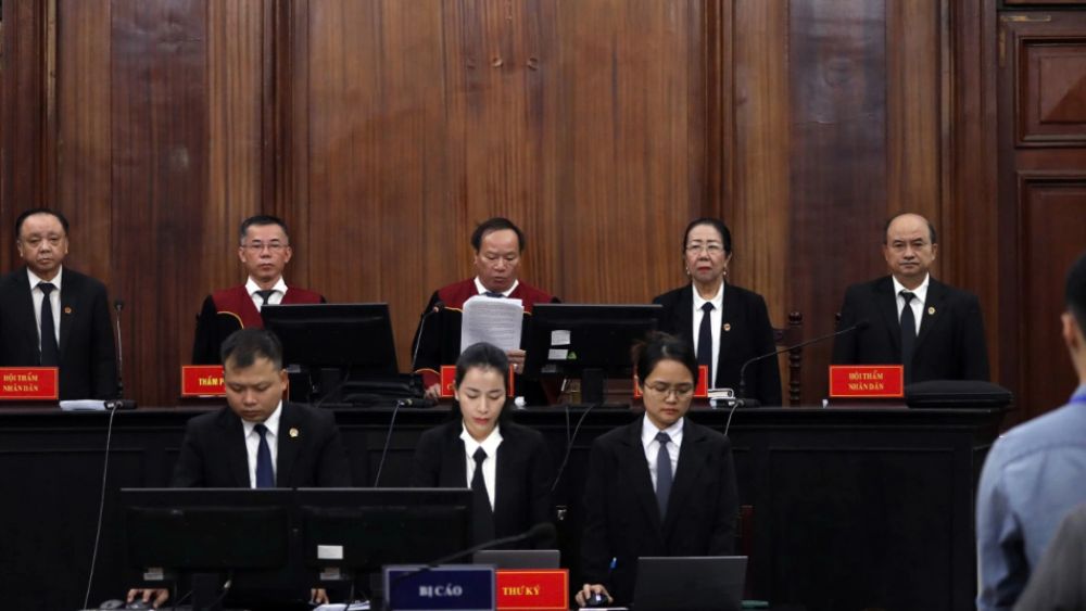 Ba người nổi tiếng Chi Dân, An Tây và Trúc Phương bật khóc, xin lỗi người thân, khán giả và mong được khoan hồng trong vụ án ma túy VN10.