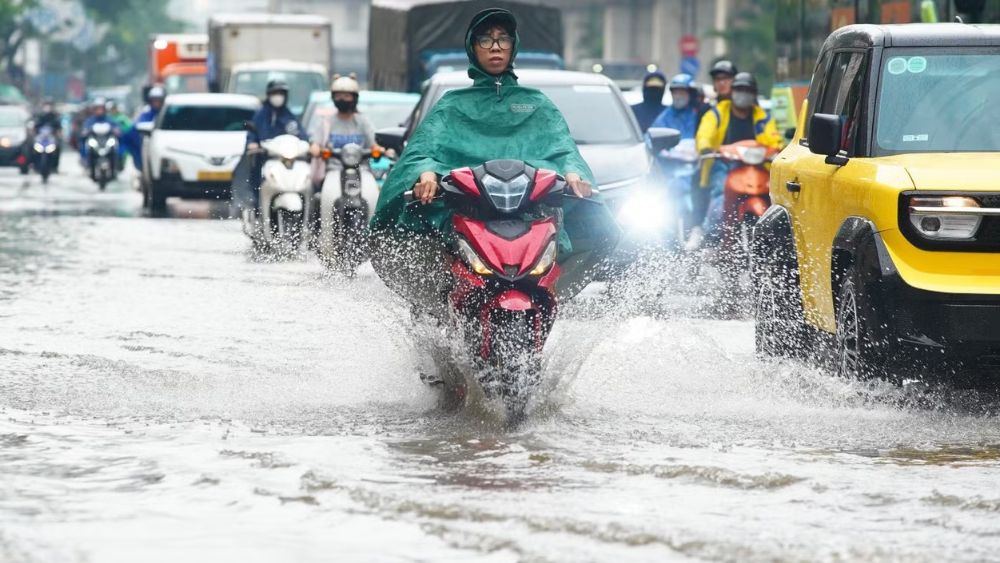 Miền Bắc bước vào đợt mưa rất lớn từ chiều 4/8, nguy cơ dông lốc, ngập úng và sạt lở. Cập nhật diễn biến thời tiết mới nhất.
