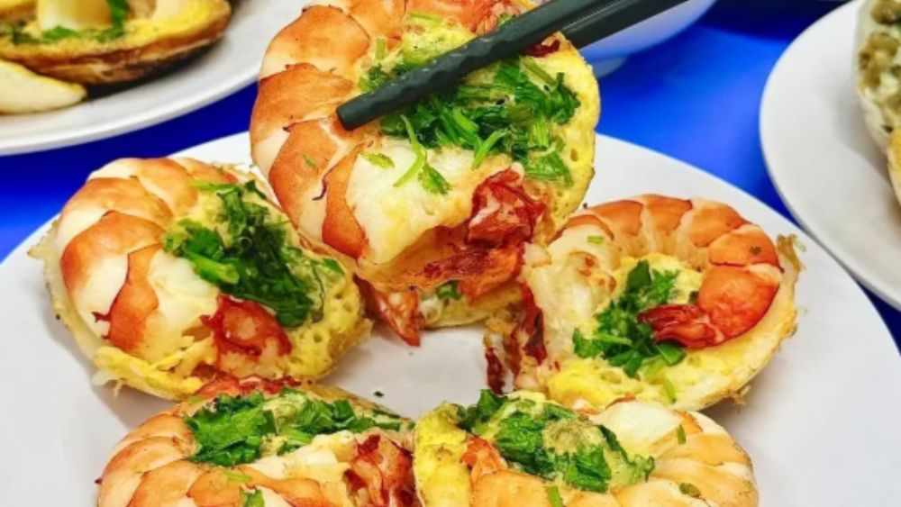 Quán bánh căn Nha Trang đông khách, nhiều người xếp hàng cả tiếng để thưởng thức món ăn nổi tiếng. Điều gì tạo nên sức hút đặc biệt?