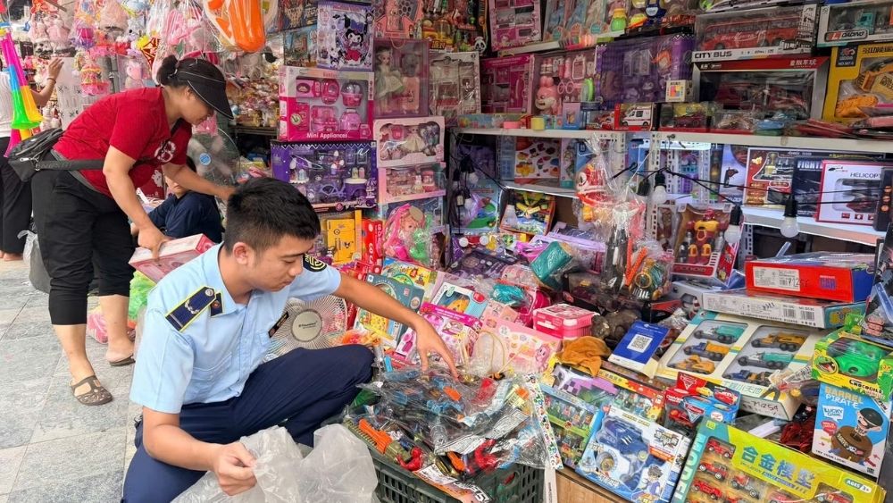 Hà Nội tăng cường kiểm tra thị trường Trung thu, phát hiện và buộc tiêu hủy hàng nghìn bánh kẹo, đồ chơi “3 không”.