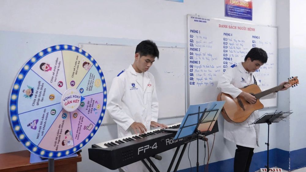 Sinh viên y khoa mang âm nhạc đến bệnh viện, góp phần giúp bệnh nhân ung thư và người chăm sóc giảm lo lắng, thêm động lực trong hành trình điều trị.