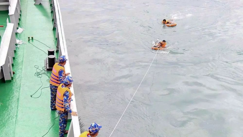 Nhiều du khách bất chấp cảnh báo, vào vùng cấm ở Sơn Trà, tiềm ẩn nguy cơ mất an toàn khi tham quan khu vực này.