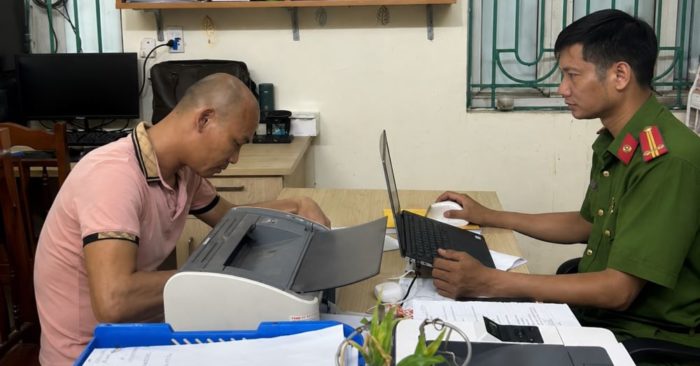 Người đàn ông đi xe máy bị khởi tố sau khi tiếp cận hai bé gái