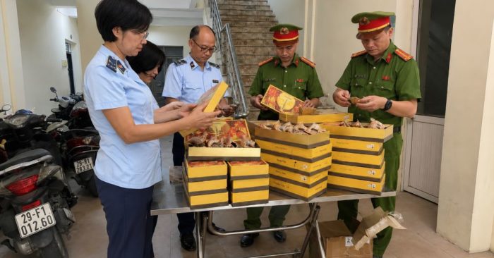 Phát hiện 200 bánh Trung thu không rõ nguồn gốc, xuất xứ trong quá trình kiểm tra tại Hà Nội.