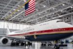 Netflix hé lộ màn đánh lạc hướng giúp ông Trump rời Air Force One