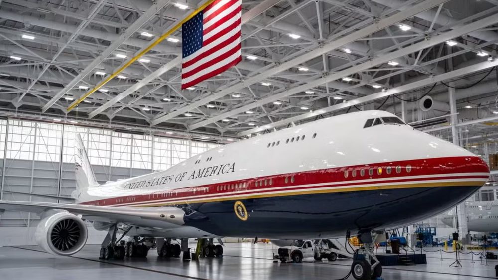 Air Force One do Qatar tặng Mỹ gây chú ý khi được cho là không đáp ứng yêu cầu an ninh, khiến ông Trump phải dùng phương án khác.