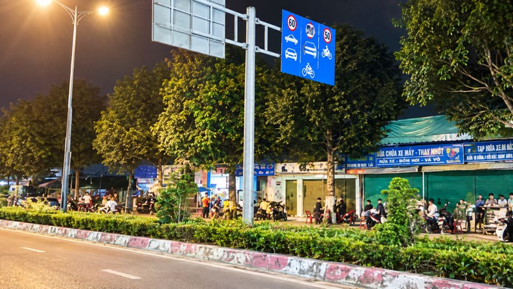 Vụ án mạng tại TP.HCM khiến 1 người tử vong, 2 người bị thương. Công an phong tỏa hiện trường và truy bắt nghi phạm.