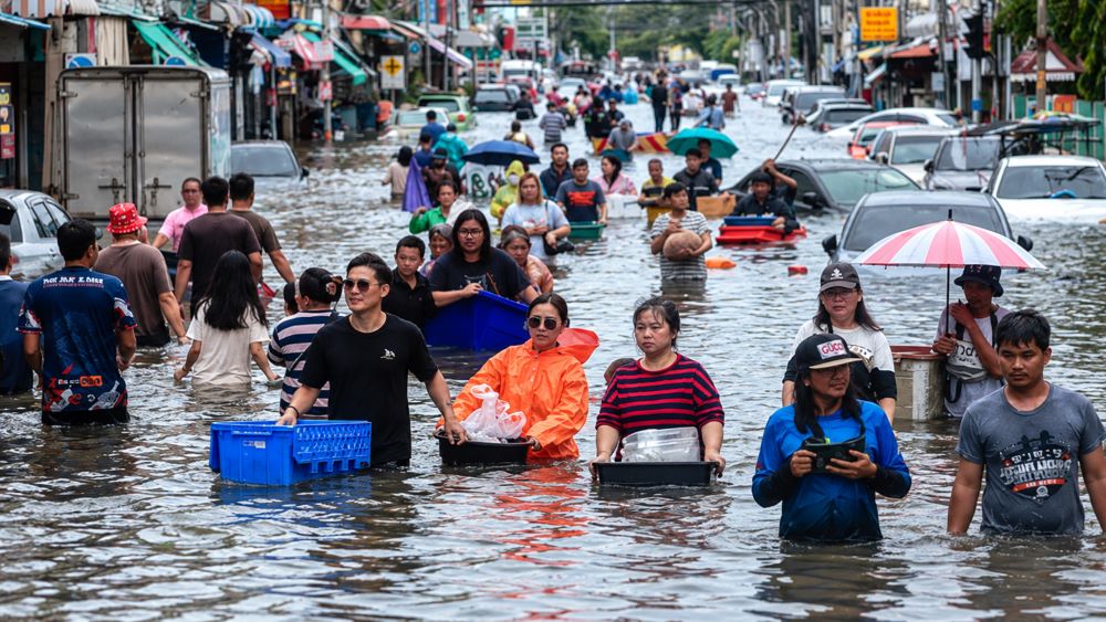 Bangkok ngập lụt nghiêm trọng sau mưa lớn kéo dài, khiến nhiều tuyến đường chìm trong nước, giao thông và sinh hoạt của người dân bị đảo lộn.