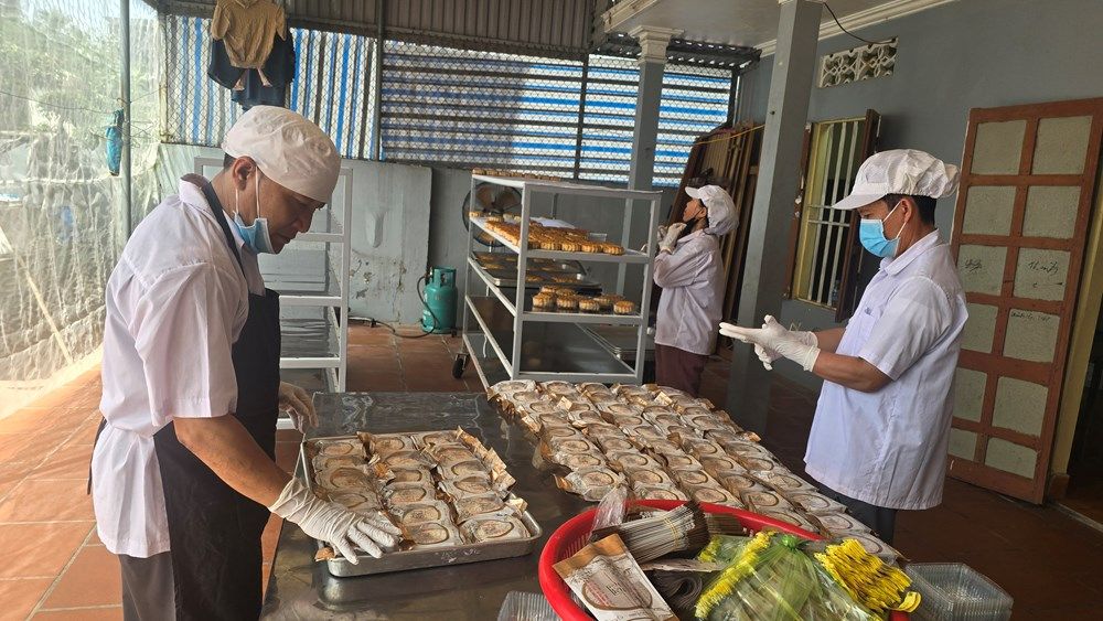 Bánh Trung thu truyền thống Hải Phòng được gìn giữ qua nhiều thế hệ, từ công thức, nguyên liệu đến quy trình sản xuất tại các cơ sở ở Đất Cảng.