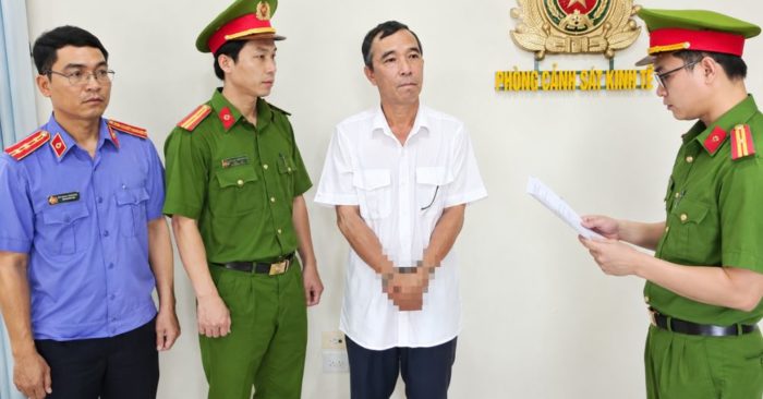 Công chức Thuế cơ sở 5 Vĩnh Long Phạm Quốc Trưởng bị bắt tạm giam để điều tra hành vi giả mạo trong công tác.
