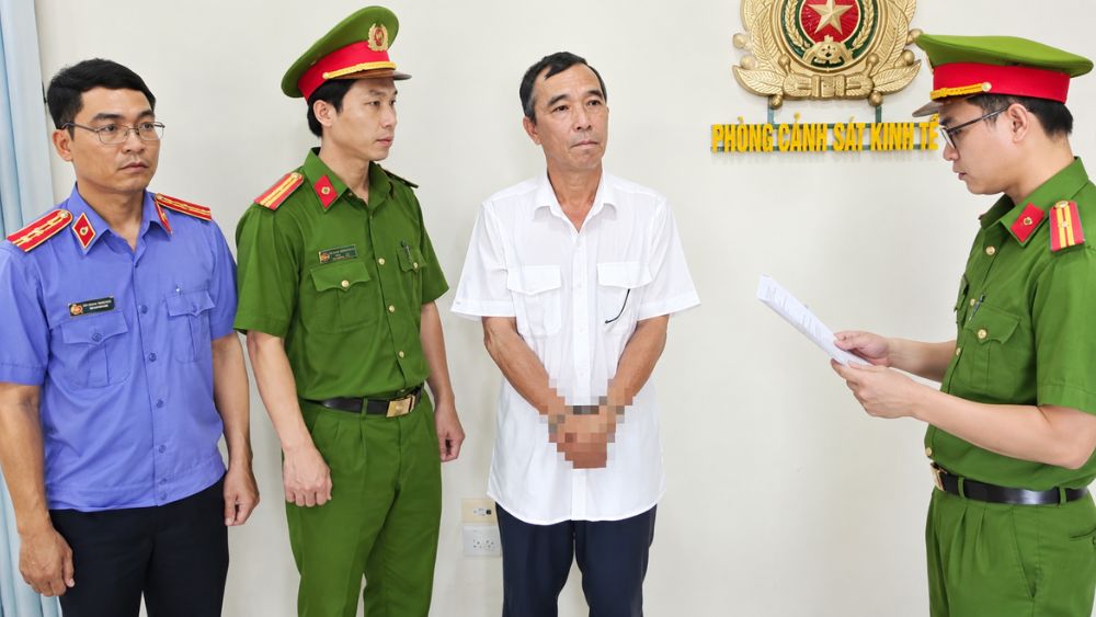 Công chức Thuế cơ sở 5 Vĩnh Long Phạm Quốc Trưởng bị bắt tạm giam để điều tra hành vi giả mạo trong công tác.