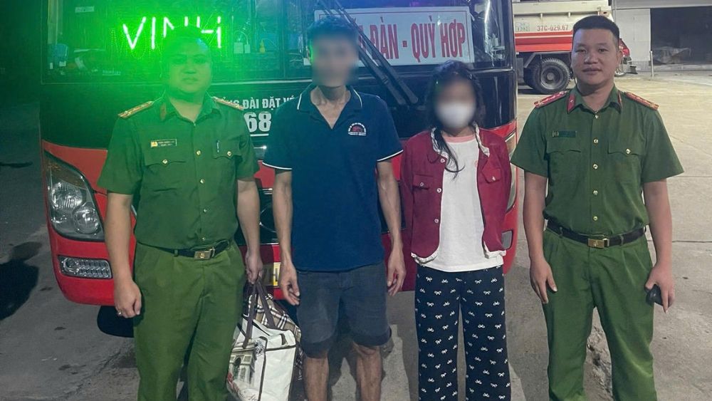 Bé gái 13 tuổi ở Nghệ An bị dụ dỗ đi làm “việc nhẹ lương cao” qua mạng xã hội được công an kịp thời tìm thấy và đưa về nhà an toàn.