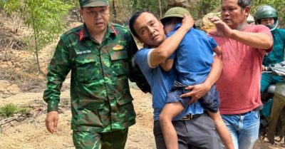 Chú chó từng suýt bị bỏ rơi nay bảo vệ cậu chủ nhỏ đi lạc trong rừng