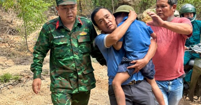 Chú chó từng suýt bị bỏ rơi nay bảo vệ cậu chủ nhỏ đi lạc trong rừng