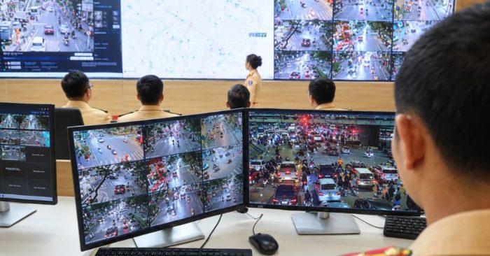Camera AI Hà Nội phát hiện hơn 4.000 trường hợp vi phạm giao thông trong một tuần, với nhiều lỗi như đi ngược chiều, không đội mũ bảo hiểm.