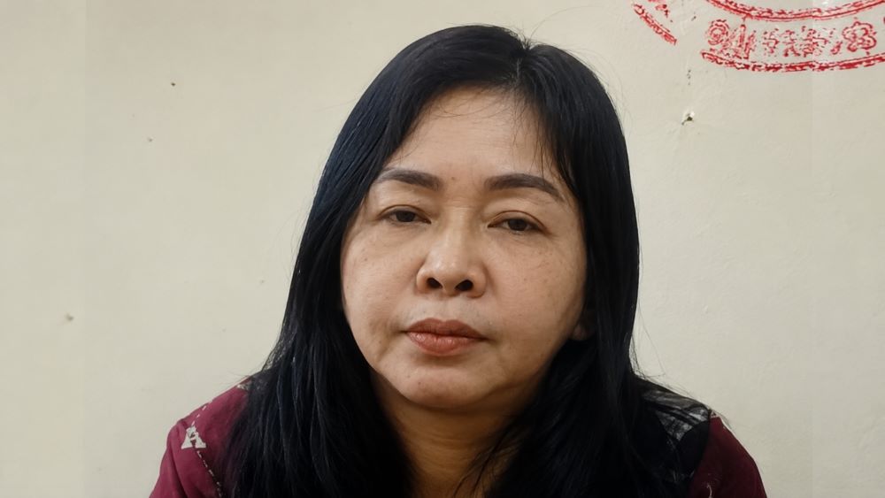 Người phụ nữ bị điều tra vì dùng chiêu mua nhà “suất ngoại giao”, nhận tiền góp vốn hoặc mua hộ bất động sản giá rẻ để lừa đảo.